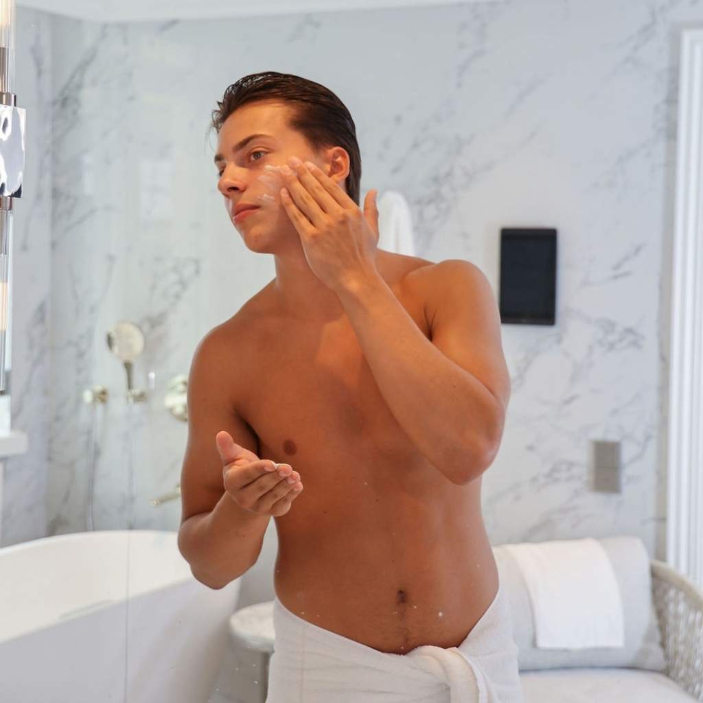 Baiobay syväkosteuttava Hydrating Cream levitettynä kasvoille