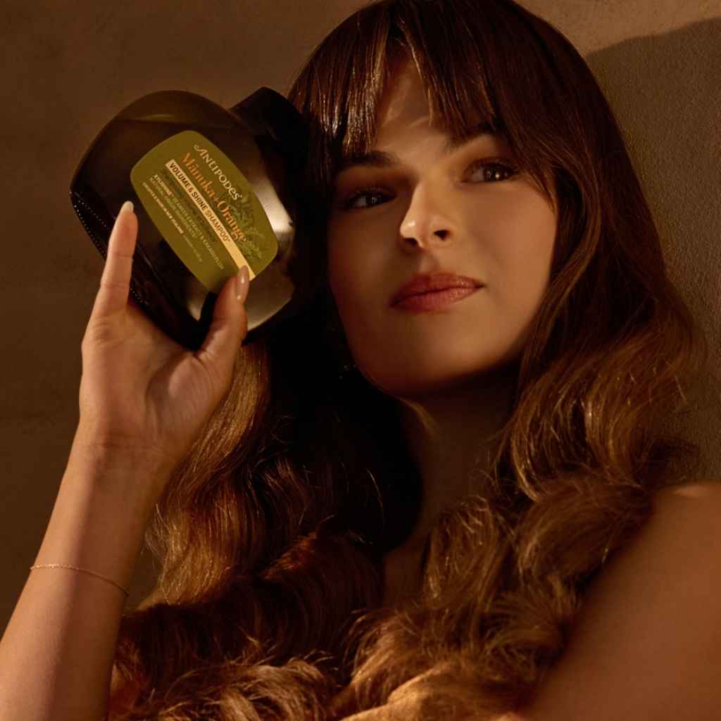 Tuuheuttava shampoo Antipodes Mānuka + Orange Volume & Shine