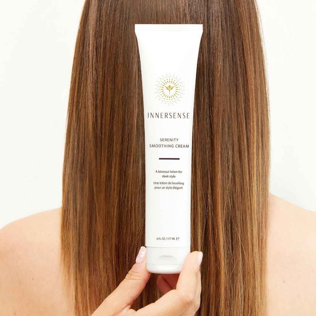 Innersense Serenity Smoothing Cream muotoiluvoiteella sileät hiukset